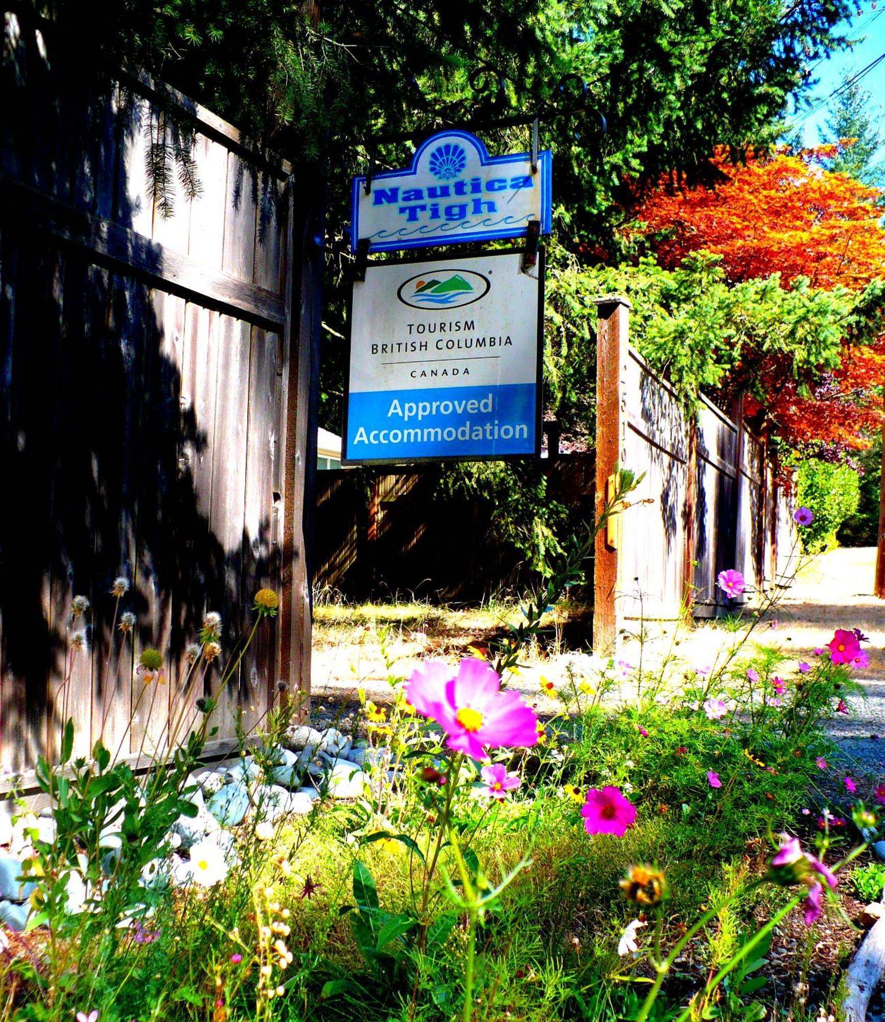 At Nautica Tigh Private Keypad Entrances Panzió Qualicum Beach Kültér fotó