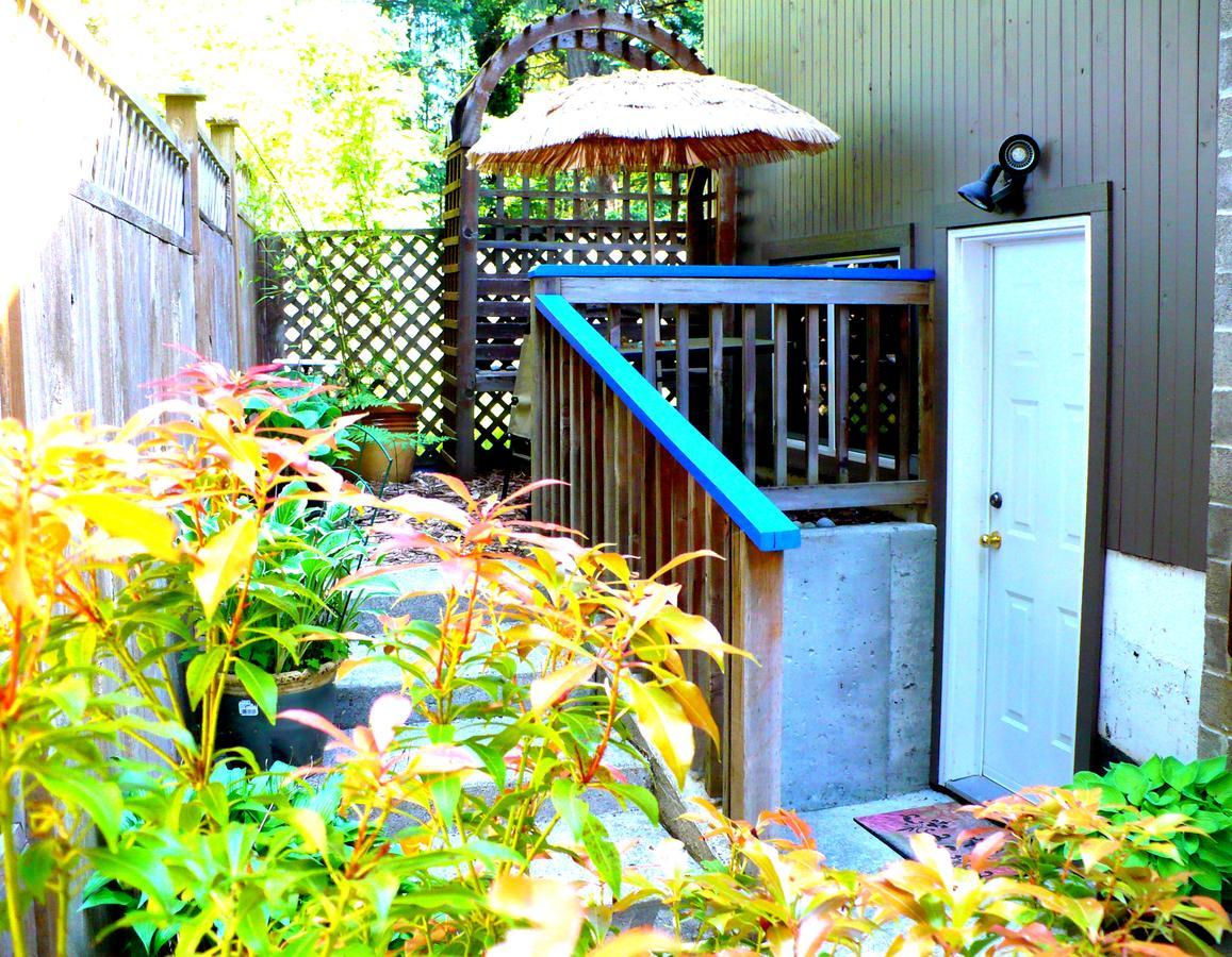 At Nautica Tigh Private Keypad Entrances Panzió Qualicum Beach Kültér fotó